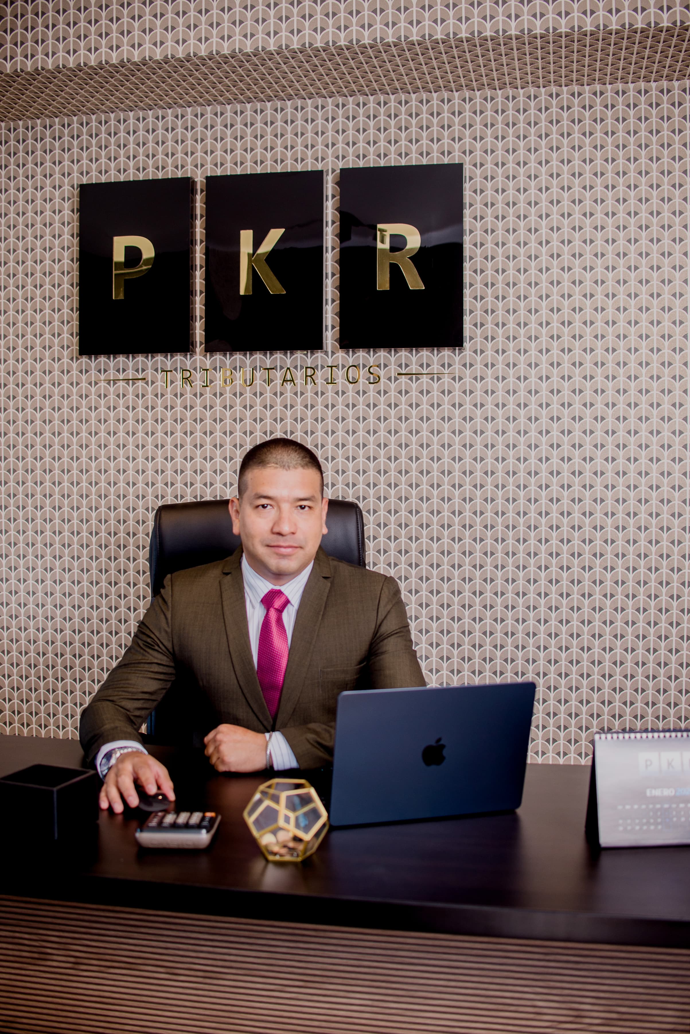 Asesor revisando documentos tributarios